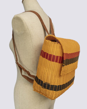 Mochila hecha a mano con pitas de plástico reciclado